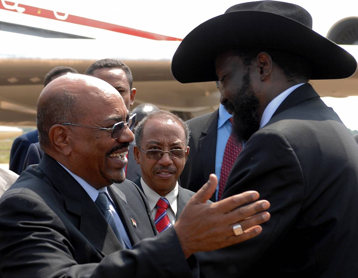 Sudans president Omar al-Bashir (till vänster) hälsar Sydsudans president Salva Kiir 2011 under en befrielseceremoni. Foto: FN-foto/Isaac Billy.